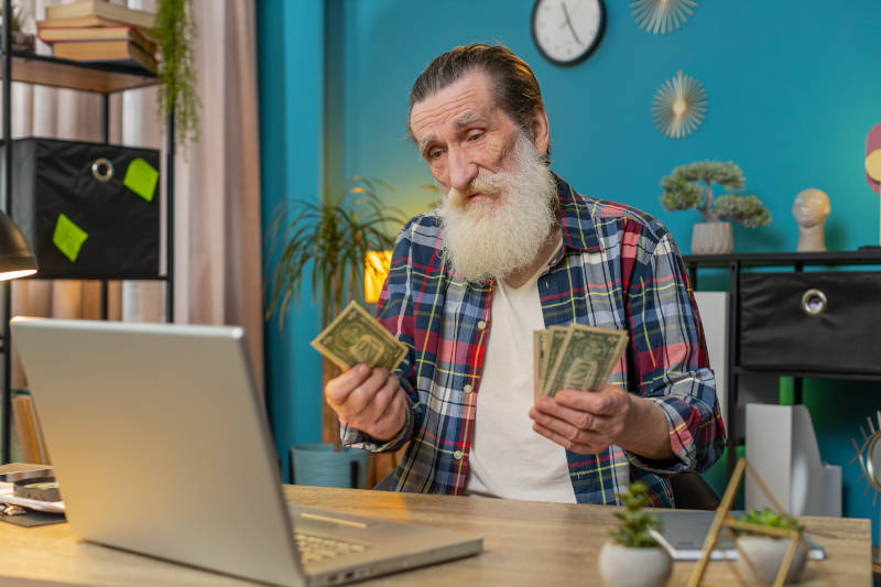 Senior digital marketing blog earning $200+ for retirees after 55