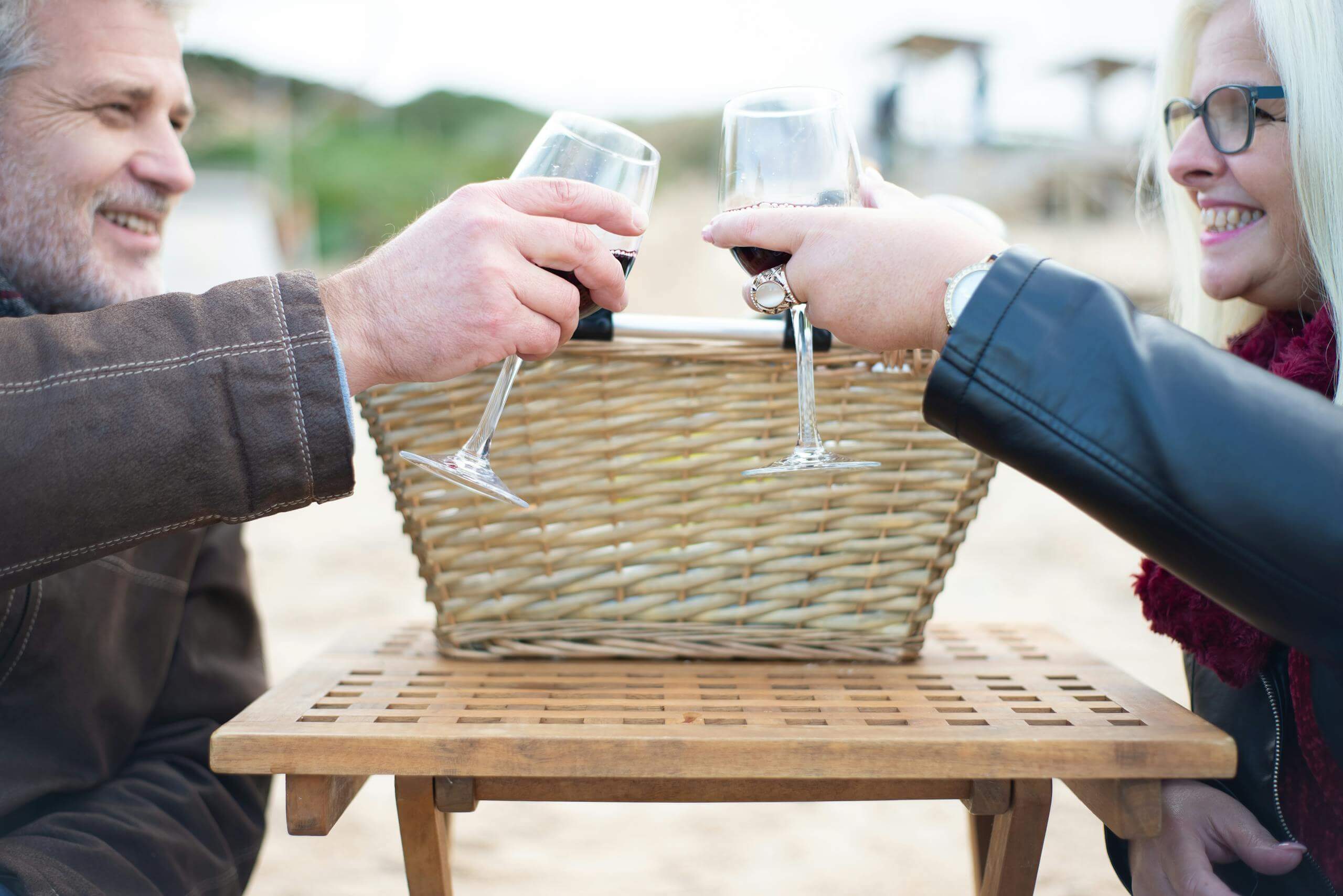 Elderly couple enjoying Free Resources to Earn after 55 and cheer each other